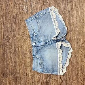 Almost‎ Famous Blue Denim with Lacy Trim Shorts Ladies Size 5 Pre-Owned Summer